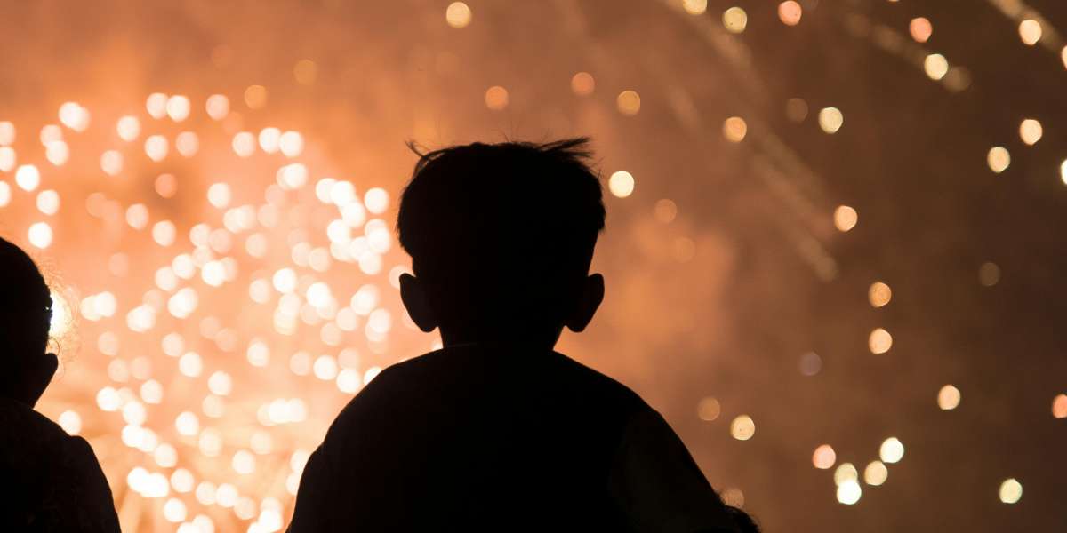Enfant a un feu d artifice